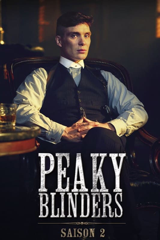 A serious man in a suit sits in a leather chair with hands clasped, next to a glass of whiskey. The text PEAKY BLINDERS SAISON 2 and IPTV Latino is displayed over the image.